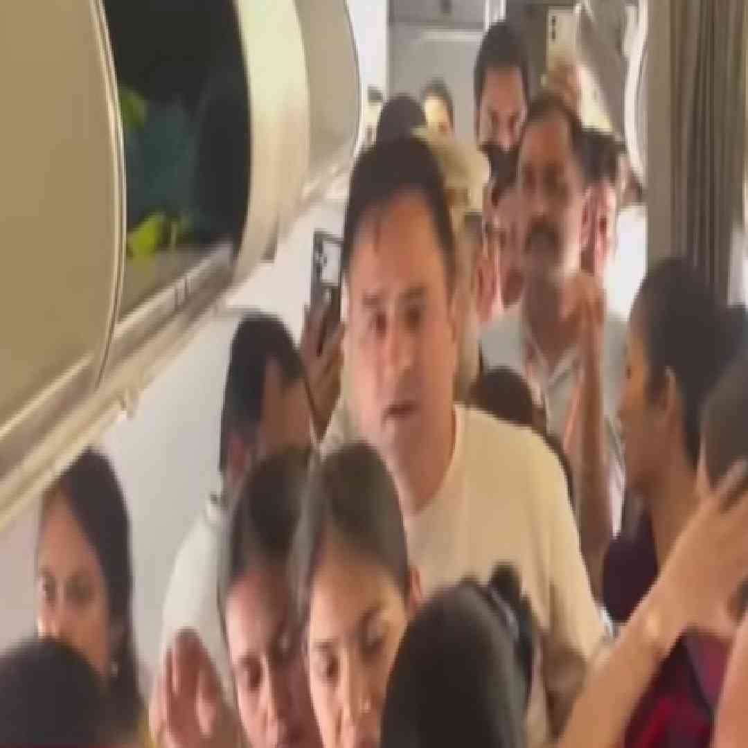 "मी तर जंतर-मंतरवर जाणार आहे. तुम्हाला मला रोखायचं असेल तर अडवा. UAPA जी कुठली कलमं लावायची आहेत ती लावा. आर्टिकल 19 ने मला आंदोलनाचा अधिकार दिला आहे" असं अभिजीत दीपके विमानात टीव्ही 9 मराठीशी संवाद साधताना म्हणाले होते.  