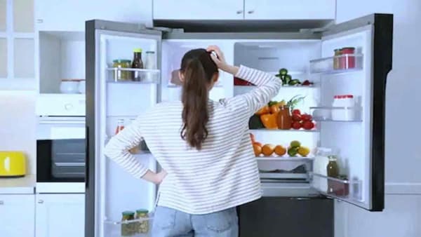 Vastu Tips : स्वयंपाकघरात फ्रीज कोणत्या दिशेला ठेवावा, कोणता रंगा आणेल सुख - समृद्धी? काय सांगतं शास्त्र