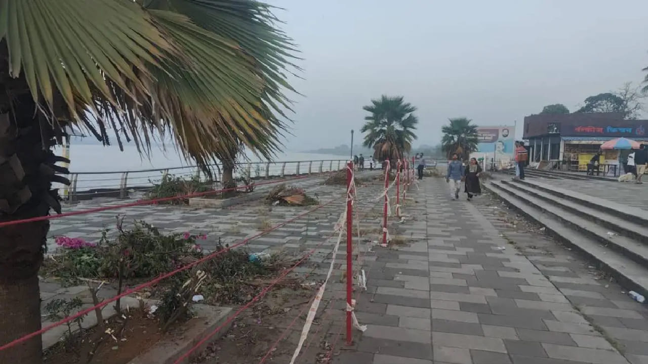 ठाण्यातील गायमुख चौपाटी हेदेखील फिरण्यासाठी प्रसिद्ध ठिकाण आहे. घोडबंदर रोडच्या परिसरातील या ठिकाणी वॉटरफ्रंटसोबतच हिरवाईचा सुंदर मिलाफ पाहायला मिळतो. 