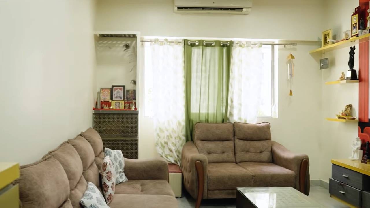 कमलेश सावंत यांचं ठाण्यात 780 स्क्वेअर फूट कार्पेट एरिया असलेलं 2 बीएचके घर आहे. घर सजवताना त्यांनी दिखाऊपणापेक्षा साधेपणाला प्राधान्य दिलं आहे. त्यांना फारसं फर्निचर आवडत नसल्याने घरात मोजकंच फर्निचर ठेवण्यात आलं आहे.