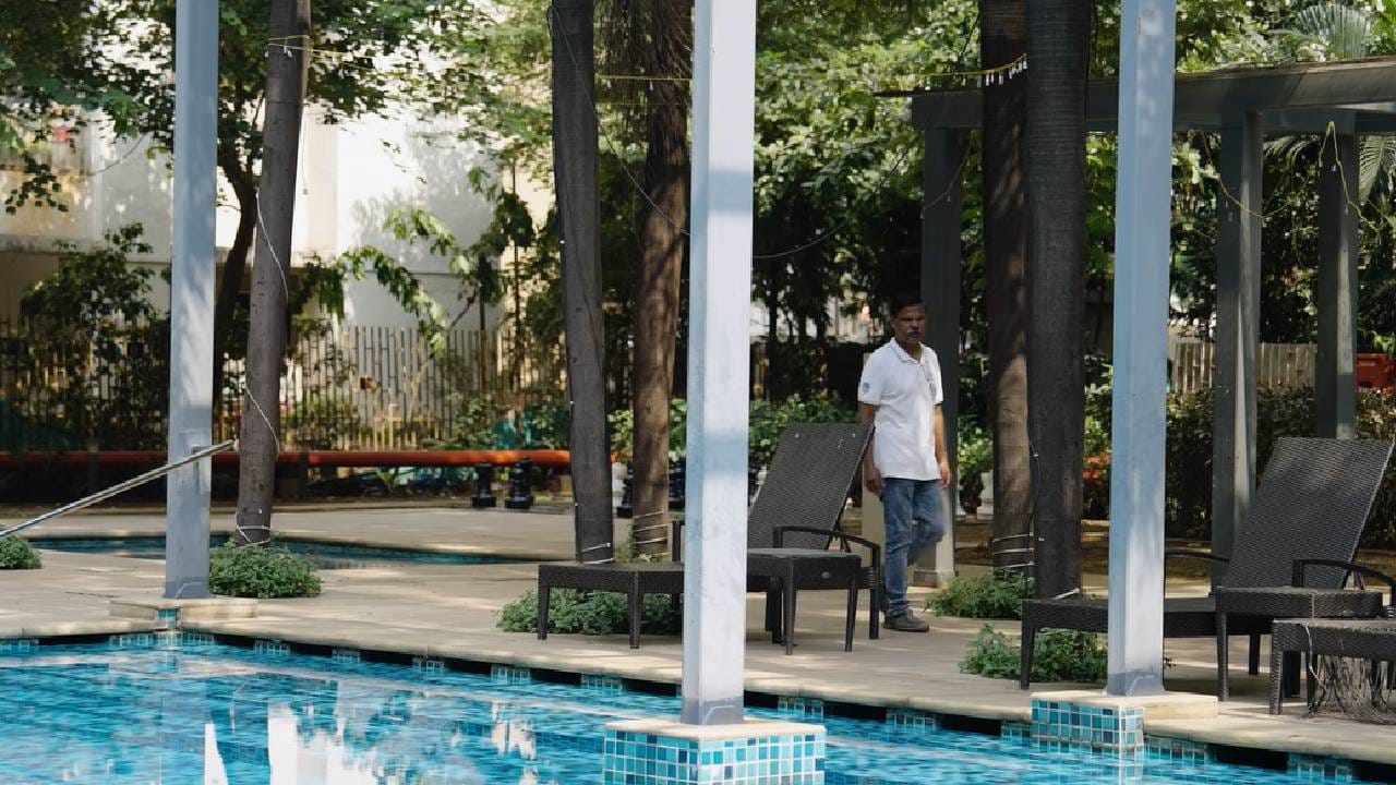 उपलब्ध जागेचा योग्य वापर करून घर अधिक उपयुक्त बनवण्याचा हा प्रयत्न लक्षवेधी आहे. त्यांच्या सोसायटीमध्ये जिम, स्विमिंग पूल आणि लहान मुलांसाठी प्ले-ग्राऊंडसारख्या सुविधाही आहेत.