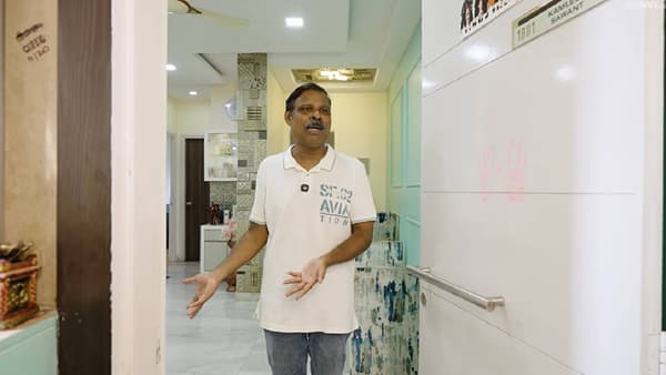 ‘दृश्यम’ फ्रँचाइजीमधील इन्स्पेक्टर गायतोंडे म्हटलं की, डोळ्यांसमोर येतो तो अभिनेता कमलेश सावंत! आपल्या दमदार अभिनयाने प्रेक्षकांच्या मनावर छाप पाडणाऱ्या कमलेश सावंत यांच्या अभिनयाप्रमाणेच त्यांच्या घराचीही खासियत आहे. ठाण्यातील त्यांच्या 2 बीएचके फ्लॅटची सुंदर झलक समोर आली आहे.