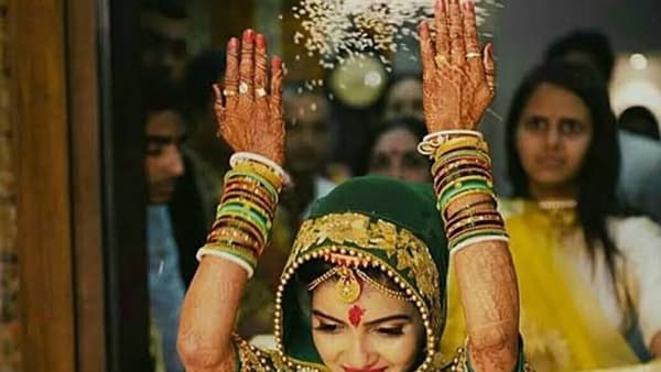 आपल्याकडे लग्न झालं की मुलगी सासरी जाते, नव्या घरात संसार सुरू करते. पण आपल्या भारतात एक समाज असा आहे जिथे लग्नानंतर नवऱ्यालाच बायकोच्या घरी राहायला जावं लागतं.