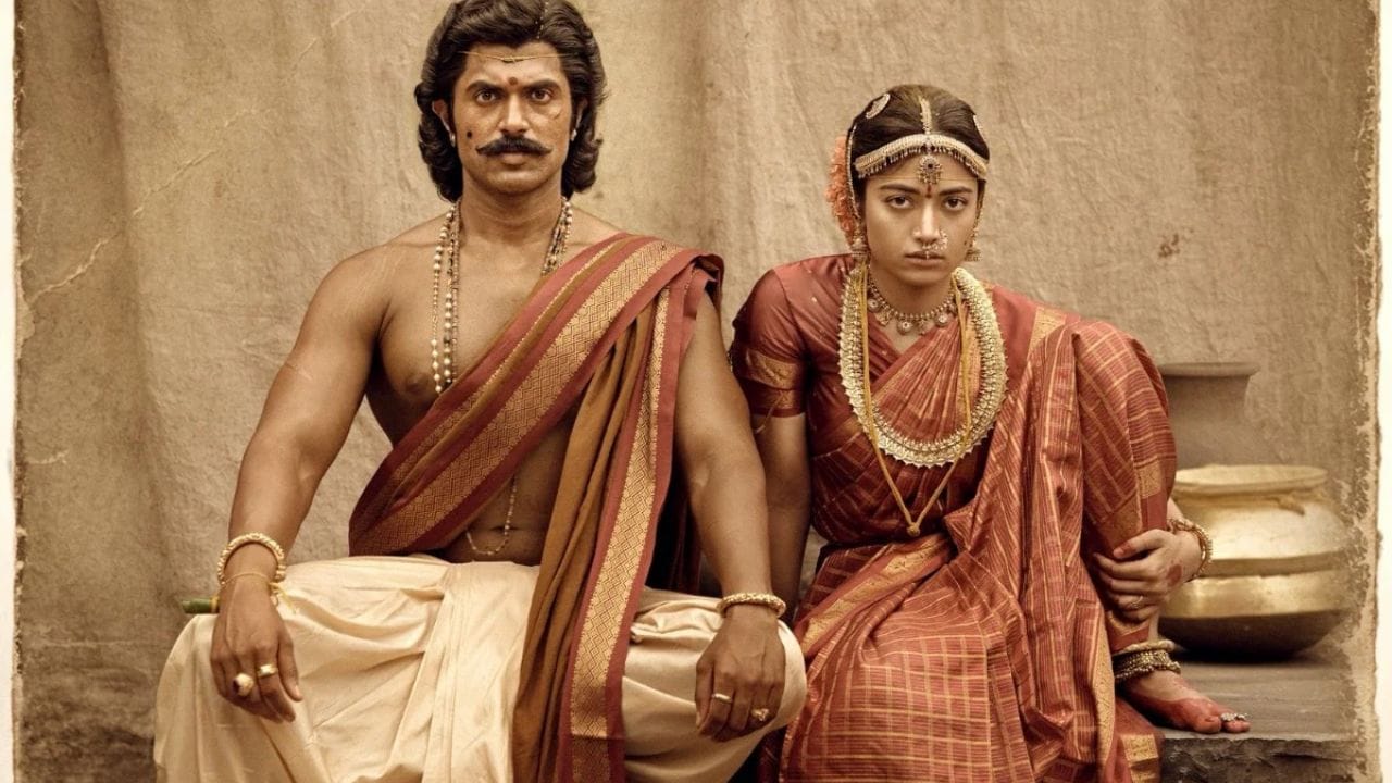 विजय- रश्मिकाच्या केमिस्ट्रिने जिंकली मने :रणबाली मध्ये विजय देवरकोंडा हा सिंगनमाला बोब्बिली रणबाली या योद्ध्याच्या भूमिकेत दिसत आहे. तर रश्मिका मंदाना जयम्माची भूमिका साकारत आहे. दोघांची पडद्यावरील केमिस्ट्री प्रेक्षकांना प्रचंड आवडली आहे. काही प्रेक्षक तर खास यांना पाहण्यासाठी सिनेमा बघायला येत आहेत. तर काही प्रेक्षका रश्मिकाच्या अभिनयाचं आणि स्थानिक भाषेतील तिच्या संवादफेकीचं कौतुक करत आहेत.