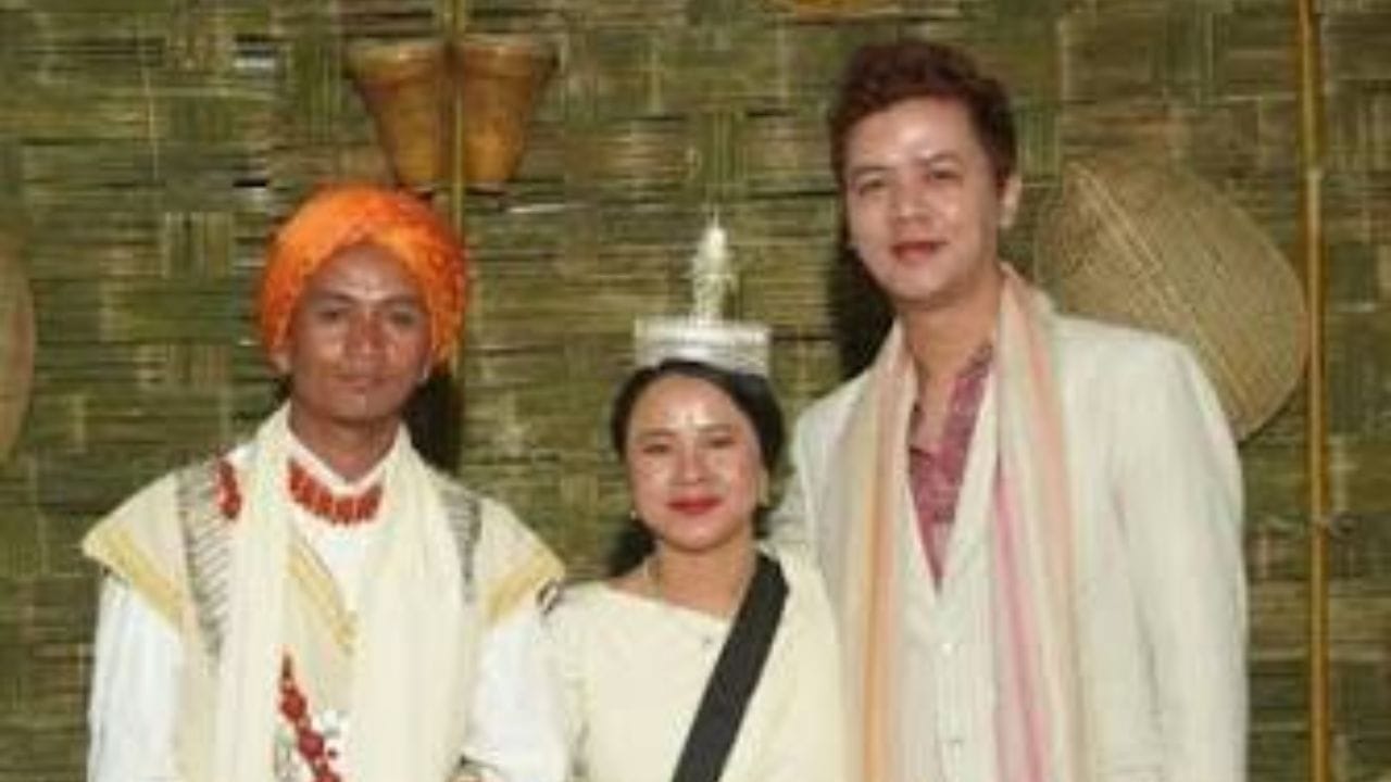 भारताच्या मेघालय राज्यात खासी नावाचा समाज राहतो. हा समाज मातृवंशीय आहे. म्हणजेच कुटुंबाची वंशपरंपरा आईच्या बाजूने पुढे चालते. त्यामुळे लग्न करून नवरा बायकोच्या घरी राहायला जातो.नवऱ्यांना बायकोचे आडनावही लावावे लागते. 
