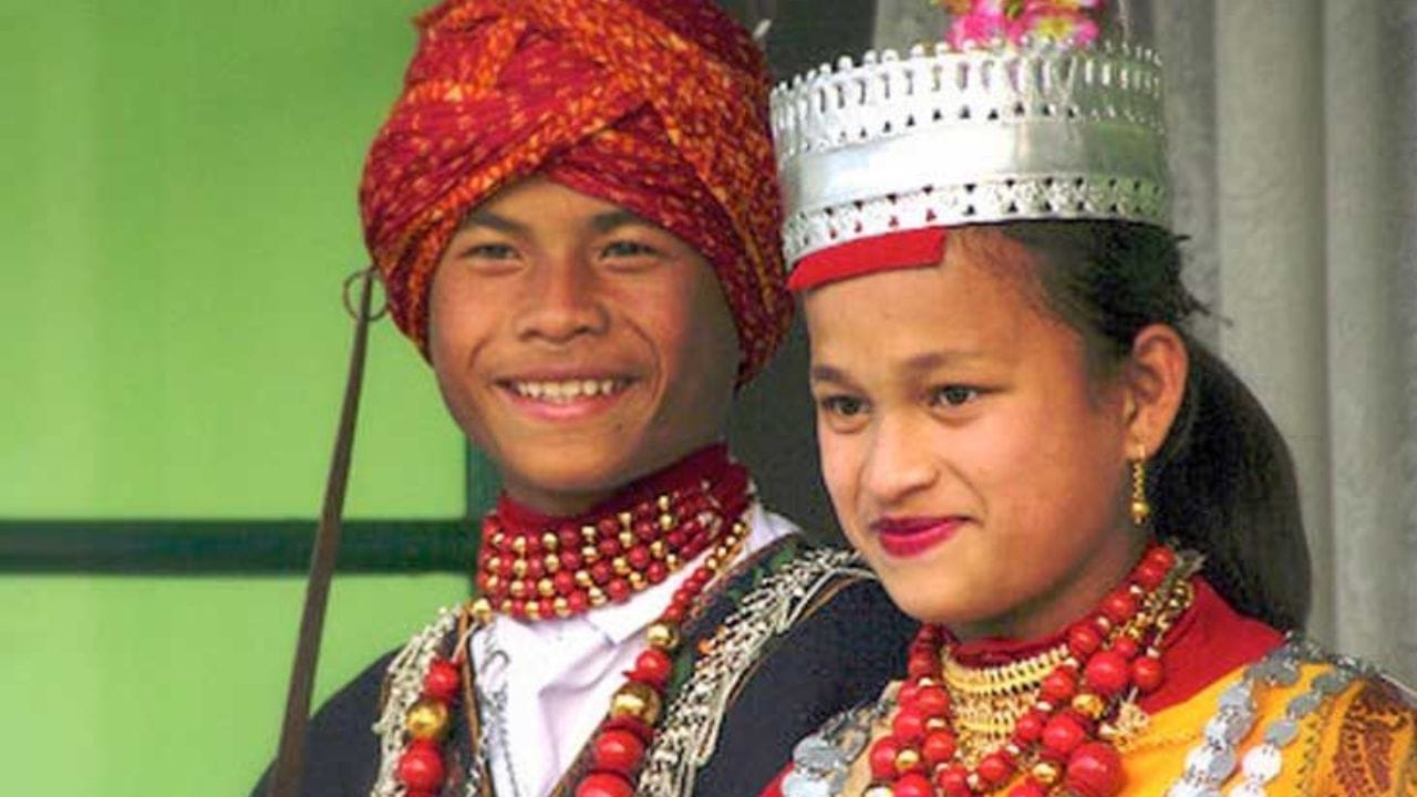 मुलांची ओळख आईच्या कुटुंबातून : या समाजात मुलांची वंशपरंपरा आईच्या बाजूने मोजली जाते. त्यामुळे आईचं कुटुंब , नातेसंबंध आणि कुळपरंपरा यांना विशेष महत्त्व आहे.लग्नानंतरही स्त्रीचं तिच्या माहेरशी नातं कायम राहतं. 