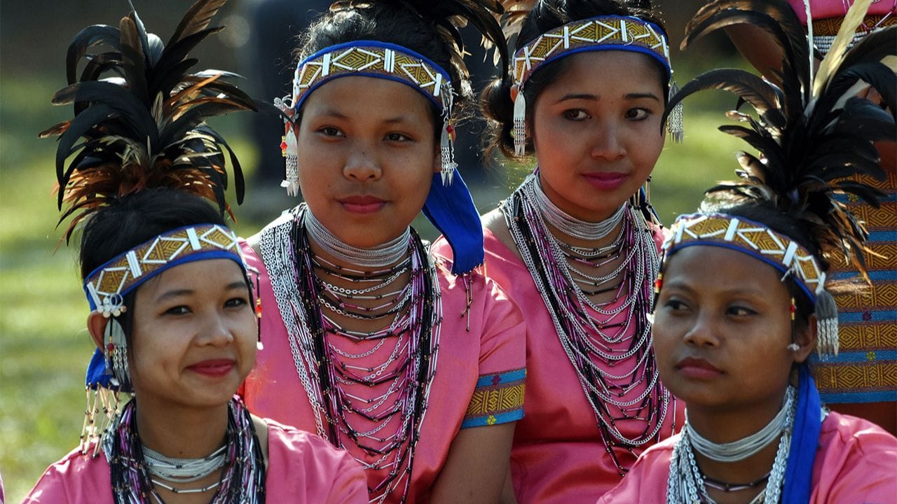 मुलीला मिळतो वारशाचा हक्क : खासी समाजात संपत्तीच्या वारशासाठी मुलीला निवडले जाते. सर्वात लहान मुलीला घर आणि कौटुंबिक मालमत्तेचा वारसा मिळतो. तिला 'का खुददुह' असं म्हटलं जातं. 