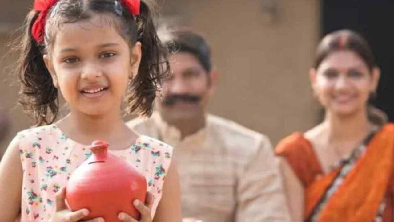 पालकांनी कोणती गोष्ट लक्षात ठेवावी?: सुकन्या समृद्धी योजना ही दीर्घकालीन बचतीसाठी तयार करण्यात आली आहे. त्यामुळे मुलगी 18 वर्षांची झाल्यानंतर संपूर्ण रक्कम मिळते, अशा समज करू नये. शिक्षणासाठी ठराविक मर्यादेत रक्कम मिळवण्यासाठी सामान्यत: खात्याची 21 वर्षांची मुदत पूर्ण होणं आवश्यक आहे.