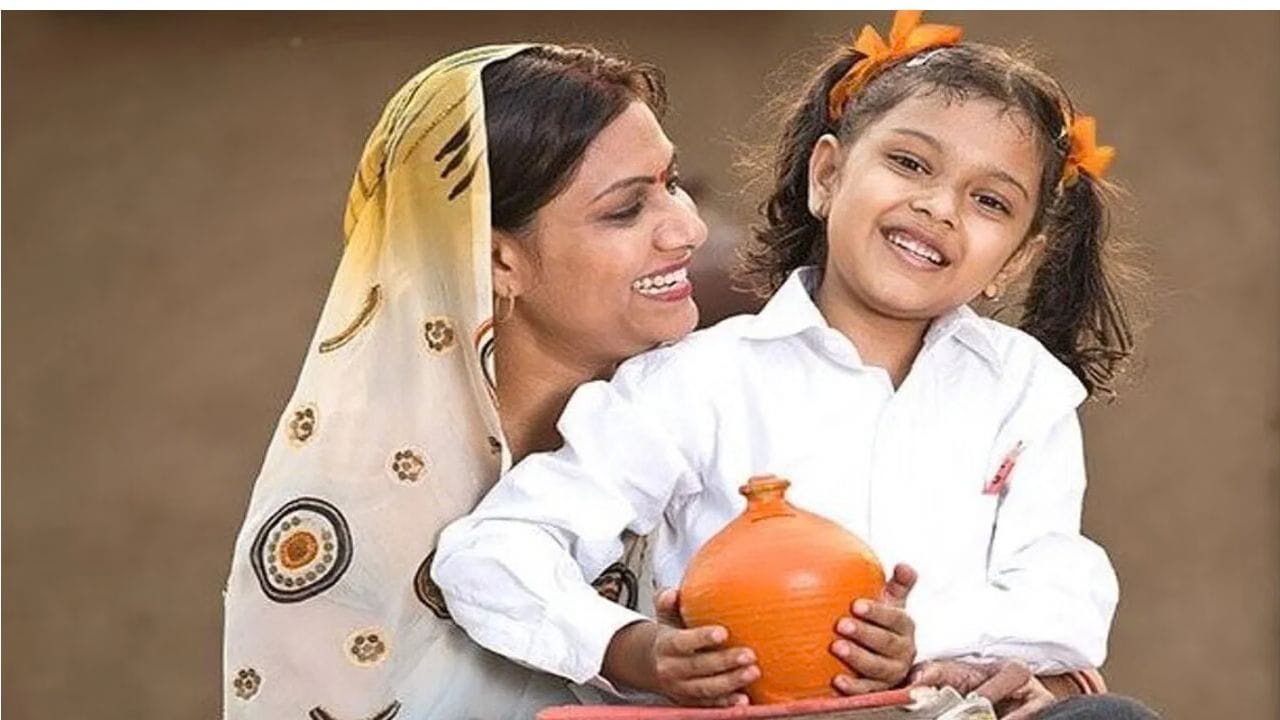खाते उघडण्यासाठी कोणती कागदपत्रे लागतात? : खाते उघडतानाच मुलीचा जन्म दाखला, पालकांचं आधार कार्ड आणि पॅन कार्ड लागू शकतो. याशिवाय आवश्यकतेनुसार पत्याचा पुरावा,फोटो किंवा इतर कागदपत्र मागितली जाऊ शकतात.
