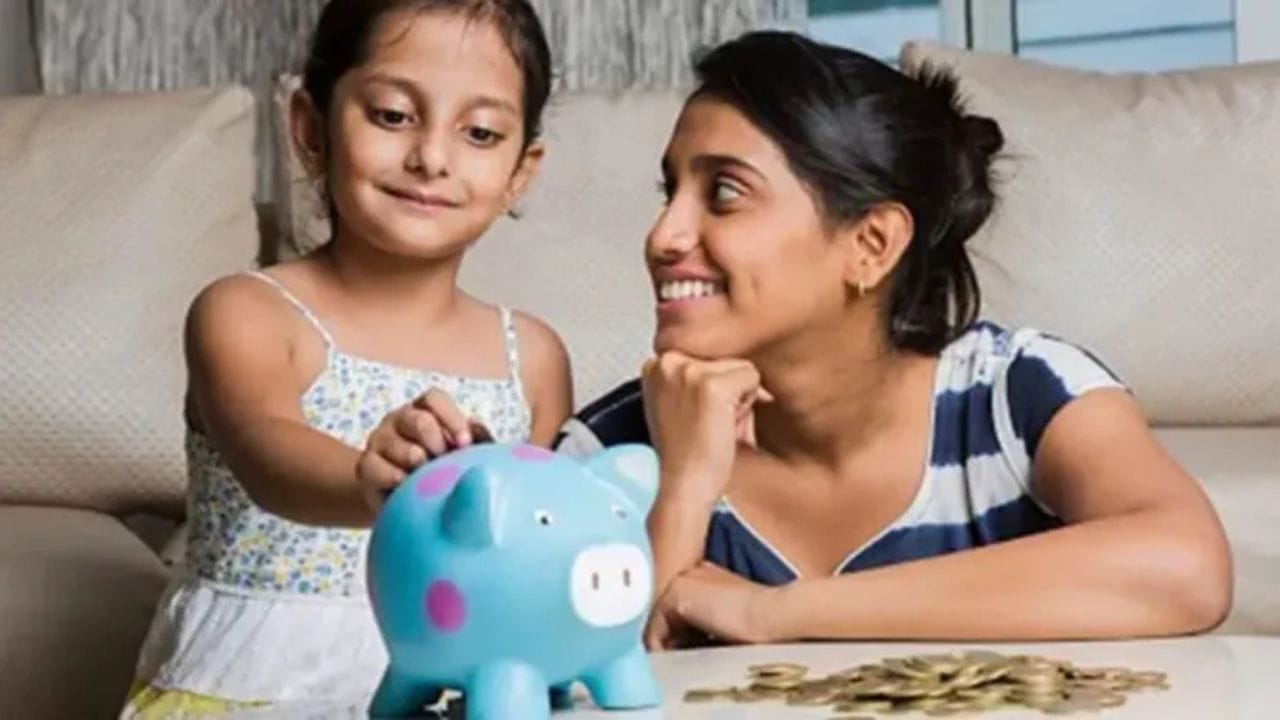 या योजनेचा लाभ घेण्यासाठी मुलीचं वय किती असावं ? :सुकन्या समृद्धी योजनेचं खाते मुलगी 10 वर्षांची होण्यापूर्वी उघडता येतं. आई- वडील किंवा कायदेशीर पालक मुलीच्या नावाने हे खाते उघडू शकतात.