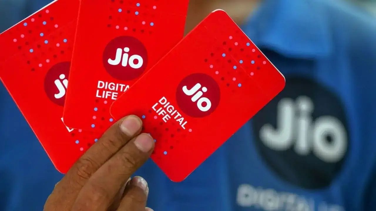 ऑफरचा लाभ कसा घ्यायचा? : या ऑफरच फायदा घेण्यासाठी सर्वप्रथम तुमच्या जिओ क्रमांकावर कंपनीकडून आलेला मेसेज तपासा. त्यात कोणत्या रिचार्ज प्लॅनवर ऑफरबद्दल संपूर्ण माहिती लिहिलेली असेल. जिओकडून आलेला बाय वन गेट वन ऑफरचा मेसेज तपासा. मग त्यात लिहिलेल्या 299 किंवा 349 च्या पात्र प्लॅनची निवड करा.MyJio अॅपवरून संबंधित प्लॅनचा रिचार्ज करा.