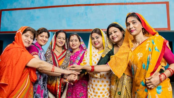 जगात अशी अनेक गावं आहेत, जिथली जीवनशैली ऐकून आपल्याला आश्चर्य वाटेल. कुठे महिलाच घराचा कारभार सांभाळतात. तर कुठे गावाच्या निर्णयांमध्येही आपला हातभार लावतात. पण काही गावांत महिलांच स्थान हे पुरूषांपेक्षा कायम मोठं असतं. मग असं बोलल्यावर या गावाबद्दल जाणून घ्यायची उत्सुकता आणखीनच वाढते.