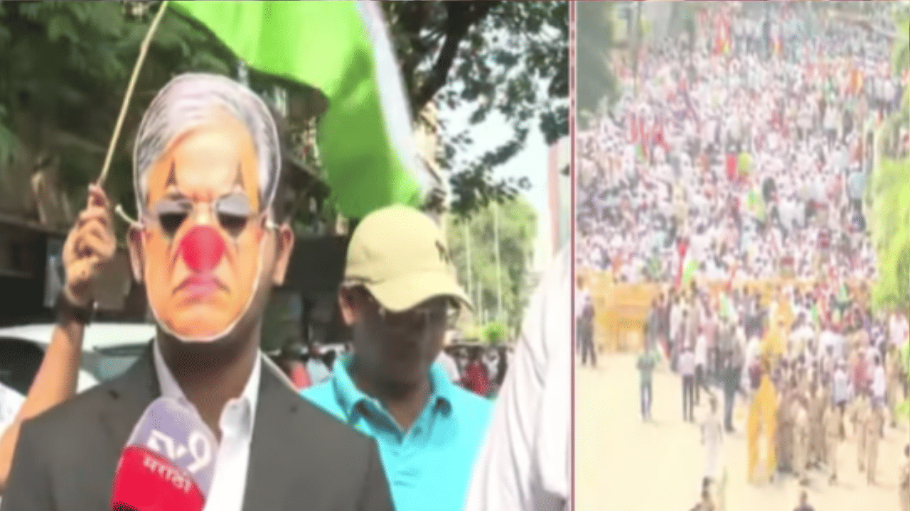 या आंदोलनात मुख्य निवडणूक आयुक्त ज्ञानेश कुमार यांचा डुप्लिकेट व्यक्तीही सामिल झाला आहे.