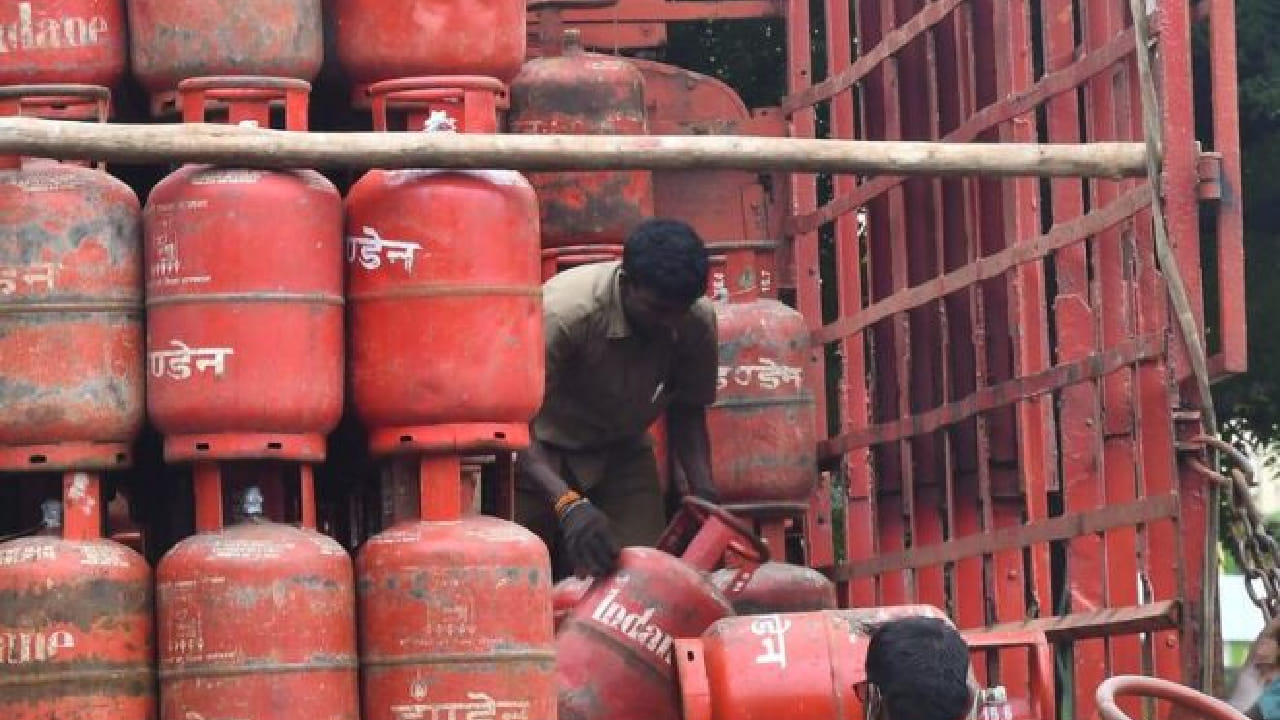 व्यावसायिक सिलिंडरची किंमत व्यावसायिक दरांनुसार ठरते आणि त्यांना घरगुती ग्राहकांना लागू असलेले अनुदान मिळत नाही. घरगुती वापरासाठी दिलेल्या सिलिंडरचा हॉटेल किंवा दुकानात व्यावसायिक कामासाठी वापर करणे नियमबाह्य ठरू शकते. 