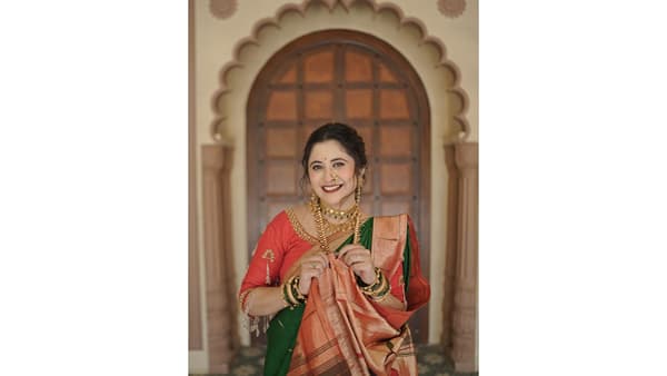 विजयादशमीच्या शुभ मुहूर्तावर अभिनेत्री गायत्री दातारने सोशल मीडियावर तिचे सुंदर पारंपरिक फोटो शेअर केले आहेत.