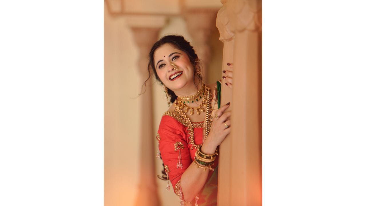 सोन्याची ठुशी, लांब हार आणि मोत्याची नथ घालून गायत्रीने आपला मराठमोळा लूक खास केला आहे.