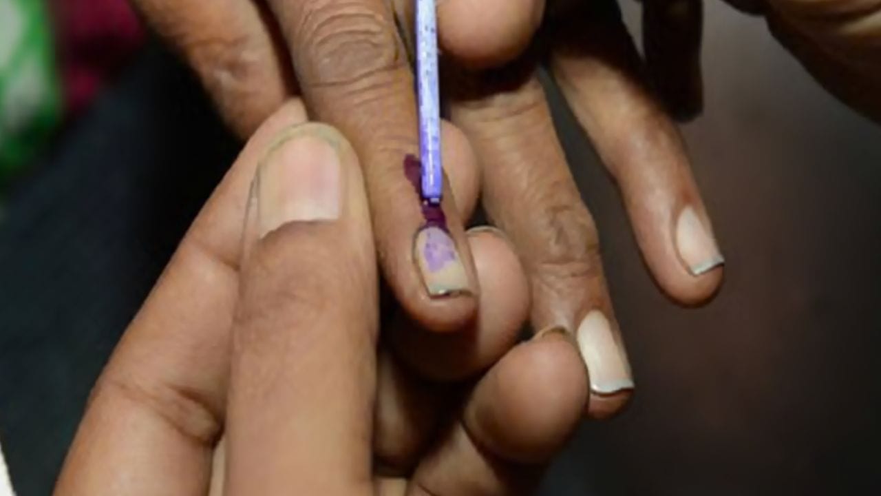 या निवडणुकीत मतदारांना देवीची शपथ घेण्यात सांगितलं. यावरून तुमच्या पोरा बाळांना निवडून आणण्यासाठी आम्ही शपथ घ्यायची का? असा सवाल मतदाराने विचारला. मतदाराने लिहिलेली ही चिठ्ठी मतपेटीत आढळली. 
