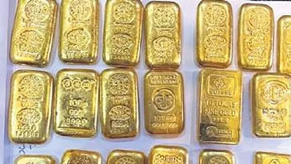 Mumbai Airport : मुंबई विमानतळावर सोन्याच्या तस्करीचा पर्दाफाश; दोन किलो सोन्यासह….