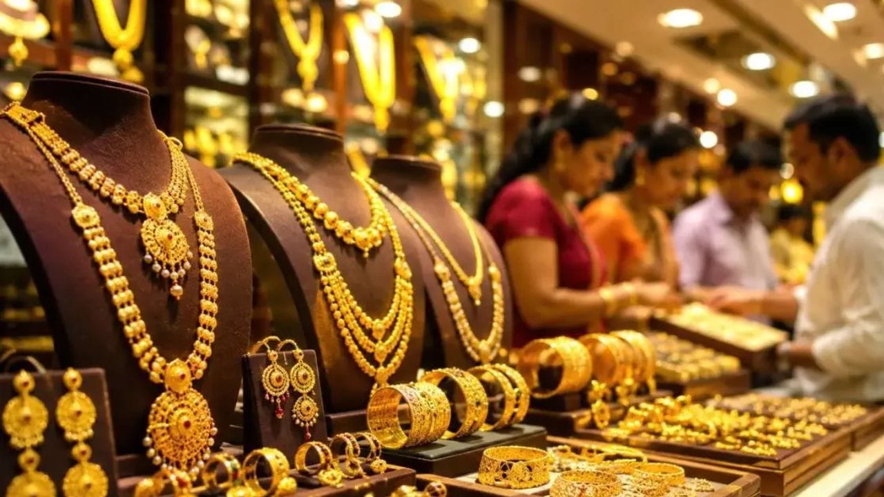 सोने आणि चांदीच्या भावात मोठे बदल होताना दिसत आहे. इराण आणि अमेरिका युद्धानंतर सतत सोन्याचे भाव कोसळताना दिसत आहेत. त्यातच सोने भाव खाताना दिसले. आता पुन्हा सोन्याचे भाव घसरताना दिसत आहेत.