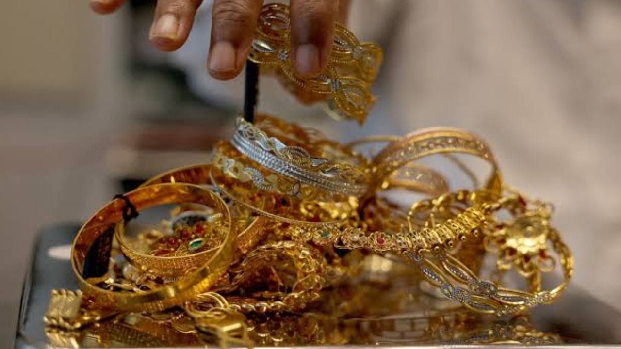 फ्युचर्स ट्रेडिंगमध्ये सोन्याचा भाव 81 रुपयांनी घसरून प्रति 10 ग्रॅम 1,49,462 रुपये झाला. मल्टी कमोडिटी एक्सचेंजवर सोन्याचा फ्युचर्स भाव 81 रुपयांनी घसरून प्रति 10 ग्रॅम 1,49,462 रुपयांवर गेला.