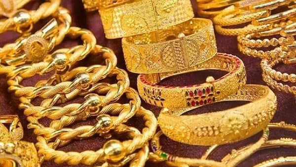 सोन्याच्या भावात चढउतार बघायला मिळतंय. इराण आणि अमेरिका युद्धात सोन्याचे दर प्रचंड घसरले. त्यातच आजचे 17 ऑक्टोबरचे दर पुढे आली आहेत. सोन्याचे दर घसरले आहेत.