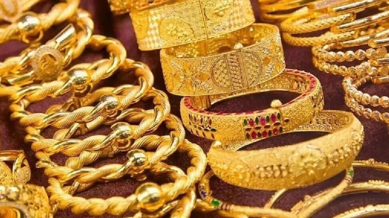 सोन्याच्या भावात चढउतार बघायला मिळतंय. इराण आणि अमेरिका युद्धात सोन्याचे दर प्रचंड घसरले. त्यातच आजचे 17 ऑक्टोबरचे दर पुढे आली आहेत. सोन्याचे दर घसरले आहेत.