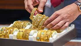 Todays Gold Rate : सोने स्वस्त, ताई, बाई, अक्का लगेचच करा सोने खरेदी, थेट 49 हजारांनी..