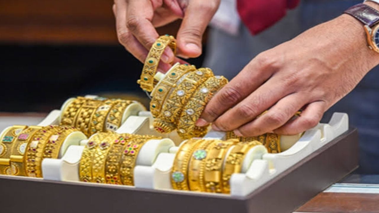 सोन्याचे आणि चांदीचे भाव दिवसभरात बदलू शकतात. विविध शहरांमध्ये आणि वेगवेगळ्या सराफांकडे किमतींमध्ये थोडा फरक असू शकतो.