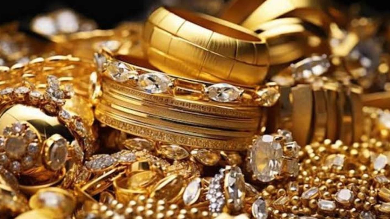 यासोबतच चांदीच्या भावातही मोठी घसरण नोंदवण्यात आली. ऐन सणासुदीच्या काळात देशभरात सोन्याच्या भावाता मोठी घसरण ही नोंदवली जात आहे.