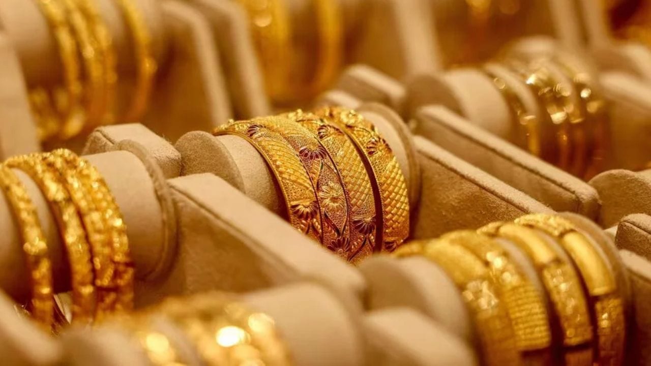 आज 24 आणि 22 कॅरेटच्या सोन्याच्या भावात मोठी घसरण नोंदवण्यात आली. राजधानी दिल्लीत 22 कॅरेट सोन्याचा भाव 1,30,840 रूपये प्रति 10 ग्रॅम आहे. तर 24 कॅरेट सोन्याचा भाव 1, 42, 720 रूपये प्रति 10 ग्रॅम आहे.