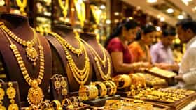 Gold Price Today : धाडकन कोसळले सोन्याचे भाव, आठवड्याच्या पहिल्याच दिवशी सराफा बाजारात मोठी खळबळ, थेट सोने..