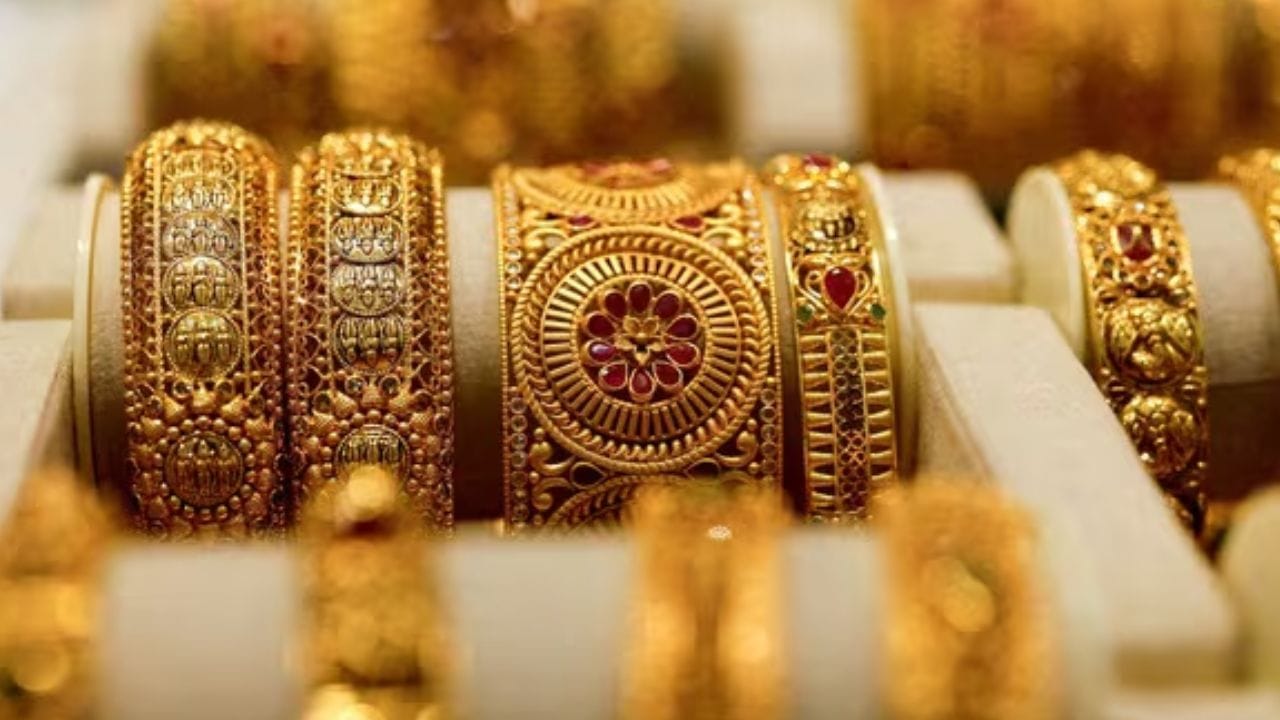 1 ऑक्टोबर रोजी मुंबई,चेन्नई, कोलकाता, पुणे या शहरात 24 कॅरेट सोन्याचा भाव 1,49.580 रूपये प्रति 10 ग्रॅम तर 22 कॅरेट सोन्याचा भाव 1,37.110 रूपये प्रति 10 ग्रॅम नोंदवला आहे. दिल्लीच्या सराफा बाजारात शुद्ध सोन्याच्या दरात एकाच दिवसात 700 रूपयांनी वाढ झाली.