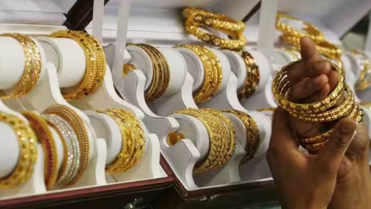 त्यातच भारतात सोने स्वस्त होण्याची शक्यता आहे. सोन्यावरील ड्यूटी कमी करण्याच्या तयारीत सरकार आहे. जर सोन्यावरील वाढवलेली ड्यूटी कमी झाली तर सोन्याच्या किंमतीमध्ये मोठी घसरण झालेली बघायला मिळेल.