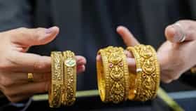Gold Rate : महिन्याभरात सोनं तुफान स्वस्त, आता भविष्यातही भाव कोसळणार? वाचा काय होऊ शकतं