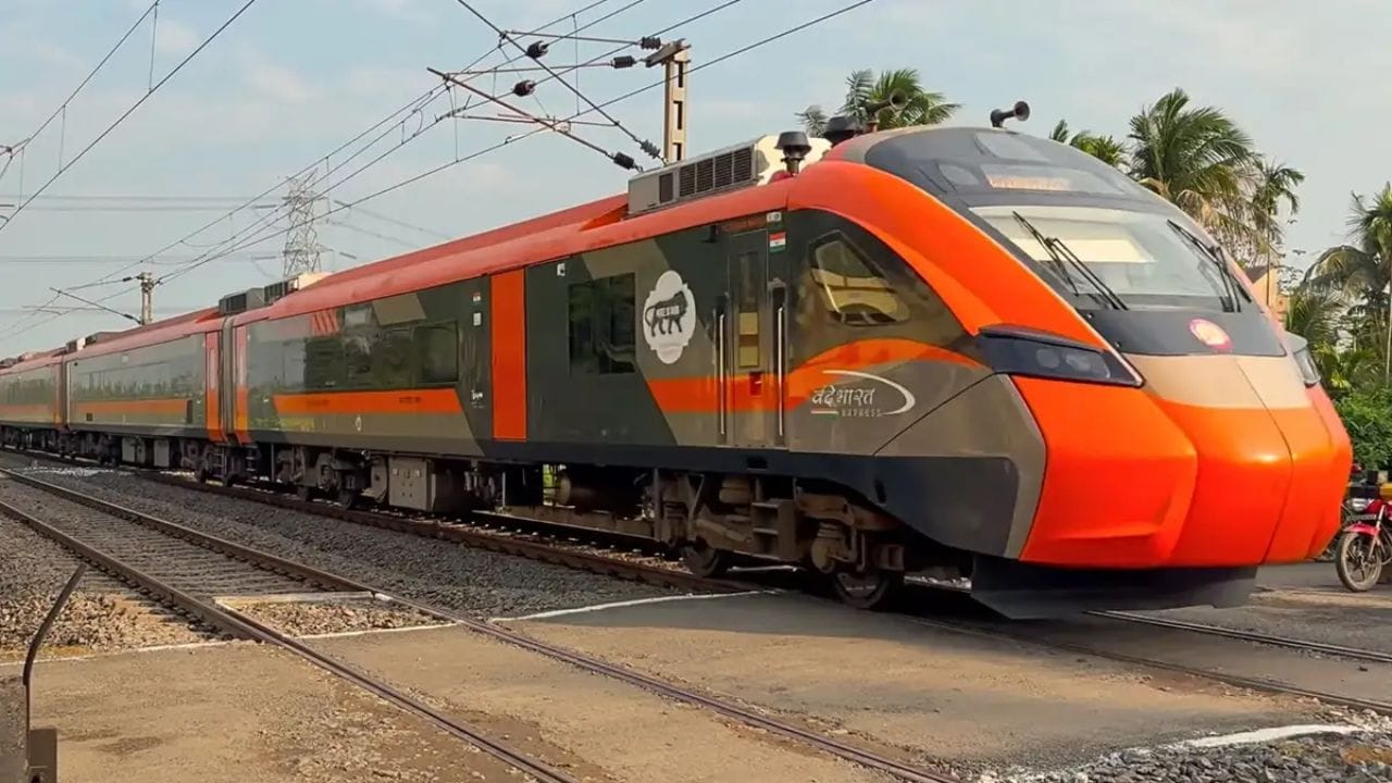 या ट्रेनमध्ये सिक्यूरिटीसाठी एक सुविधा तैनात असणार आहे. आतत्कालीन परिस्थितीत प्रवाशांना लोको पायलटशी संपर्क साधण्यासाठी प्रत्येत डब्यात टॉकबॅक सुविधा देखील मिळणार आहे. ट्रेन जून 2027 पर्यंत नागरिकांच्या सेवेत दाखल होणार आहे.