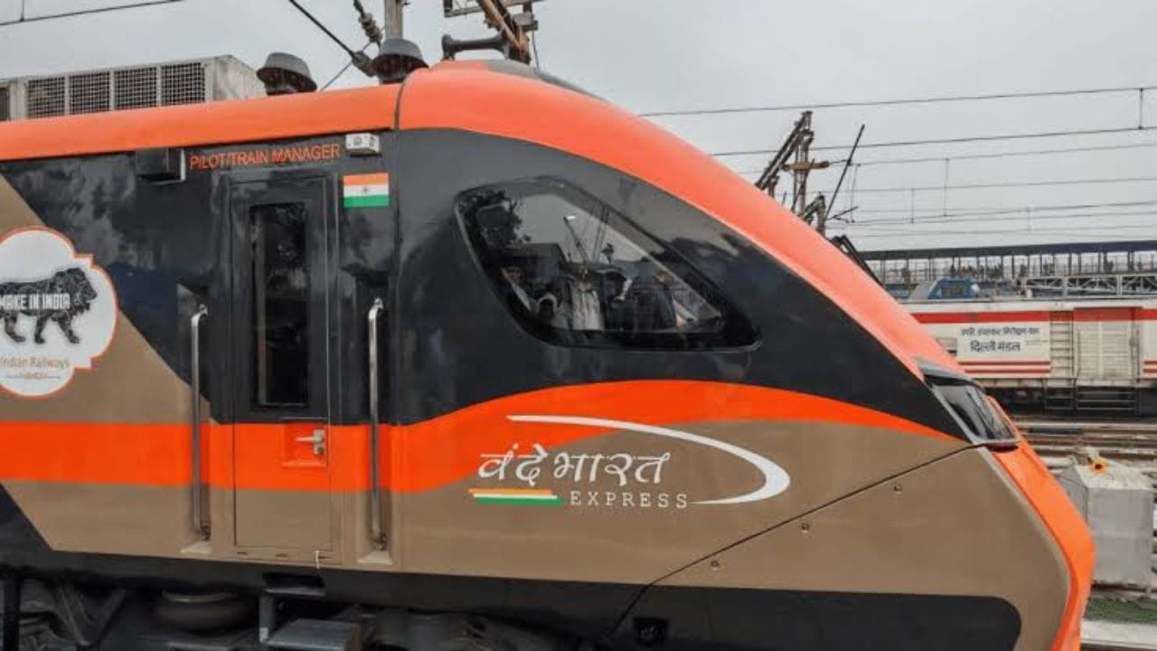 वंदे भारतच्या सेफ्टीसाठीचेही मोठे प्लॅन:नवीन वंदे भारत स्लीपर ट्रेन्स स्वदेशी कवच टक्कर प्रतिबंधक प्रणालीने सुसज्ज असतील. ऊर्जा वाचवण्यासाठी रिजनरेटिव्ह ब्रेकिंग तंत्रज्ञानाचाही वापर केला जाणार आहे. डब्यांमधील तापमान नियंत्रित ठेवण्यासाठी आणि बाहेरील धूळ व हवेचा प्रभाव कमी करण्यासाठी ,डब्यांमध्ये पुर्णपणे बंद कॉरिडॉर असणार आहेत.