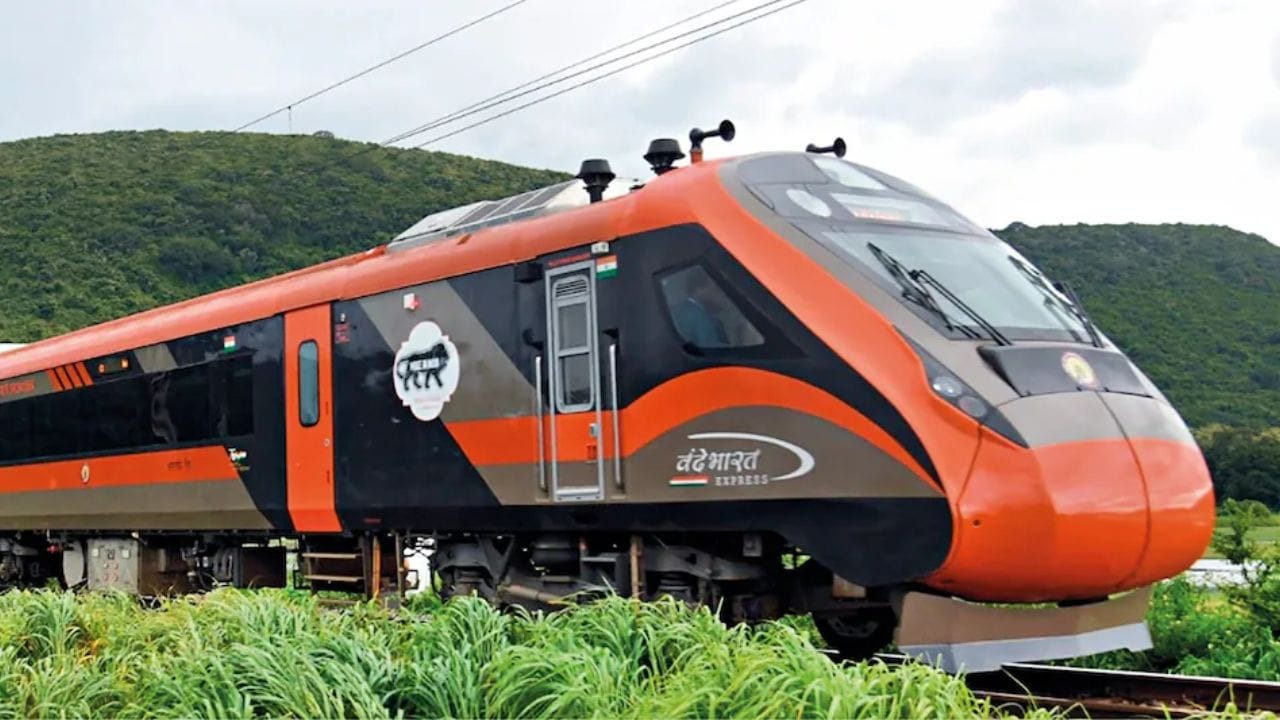 तर काइनेट रेल्वे सोल्यूशन प्रायव्हेट लिमिटेड या कंपनीला 120 वंदे भारत बनवण्याचे कॉन्ट्रॅक्ट देण्यात आले आहे. हा रशियन रोलिंग स्टॉक कंपनी TMH, रशियन उपकरण पुरवठादार LES आणि भारत सरकारचा उपक्रम असलेला रेल विकास निगम लिमिटेड RVNL यांचा संयुक्त उपक्रम आहे. तसेच टिटागड रेल सिस्टिम लिमिटेड आणि भारत हेवी इलेक्ट्रिकल्स लिमिटेड यांच्या संयुक्त उपक्रमांतर्गत 80 वंदे भारत स्लीपर ट्रेन्सची निर्मिती केली जाणार आहे.