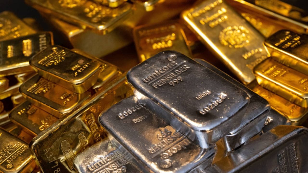 आदल्या रात्री सोन्याचा दर 1,51,499 वर बंद झाला होता. मात्र सोमवारी सकाळी सोन्याचा भाव 1443 ने घसरून प्रति 10 ग्रॅम 1,50,056 वर आला होता.
