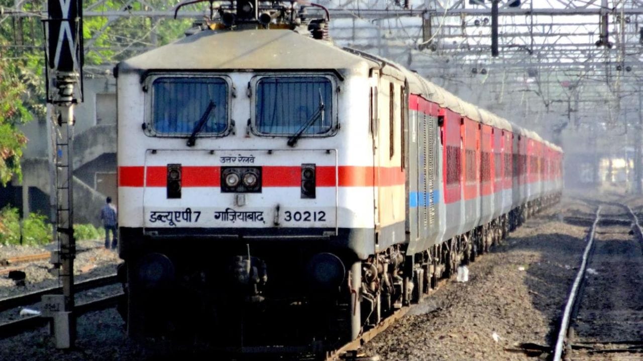शैक्षणिक पात्रता काय असावी? : या भरतीसाठी उमेदवाराकडे मान्यताप्राप्त विद्यापीठाची पदवी असणे आवश्यक आहे. वयोमर्यादा, आरक्षणानुसार सवलती आणि प्रत्येक पदासाठी लागू असलेल्या अटी यांची सविस्तर माहिती अधिकृत संकेतस्थळावर देण्यात आली आहे.