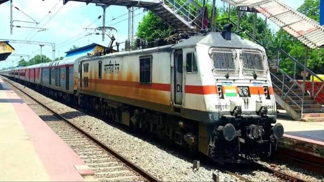 कोणत्या पदांसाठी भरती होणार : या भरती अंतर्गत चार प्रकारच्या पदांचा समावेश आहे. 1)तिकीट पर्यवेक्षक - 127 पदे 2) गुड्स मॅनेजर - 2750 पदे 3) कनिष्ठ लेख सहाय्यक तथा टंकलेखक - 300 पदे 4) वरिष्ठ लिपिक तथा टंकलेखक - 371 पदे