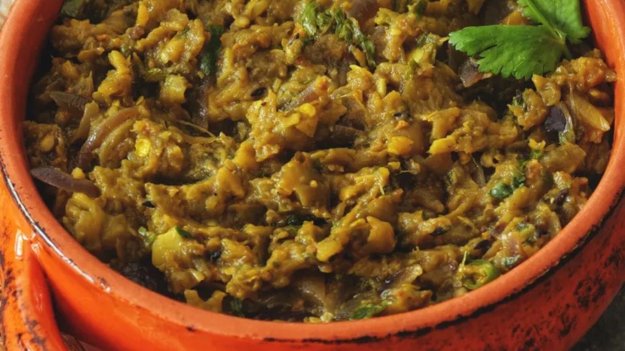 गरम तेलाची फोडणी : कढईत तेल टाकून व्यवस्थित गरम करा, त्यात लसूण- मिरचीचा ठेचा घाला. त्यानंतर त्यात कुस्करलेलं वांग,मीठ आणि कांदा, मसाले मीठ घालून सर्व मिश्रण एकजीव करा. सर्व मिश्रण मंद आचेवर परतून घ्या.