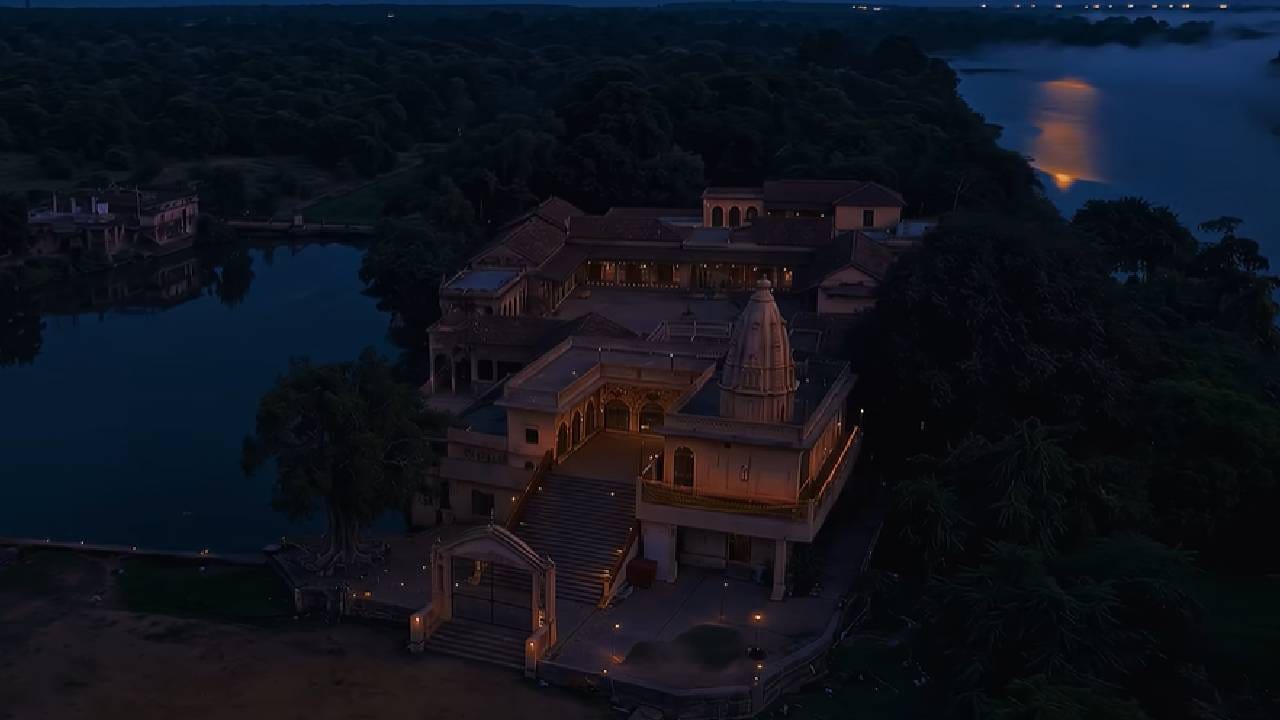 रिलीजच्या पहिल्या दिवशी चित्रपटाने केवळ 10 लाख रुपयांची कमाई केली होती. मात्र, त्यानंतर प्रेक्षकांचा प्रतिसाद सातत्याने वाढत गेला आणि चित्रपटाने देशांतर्गत बॉक्स ऑफिसवर 300 कोटींचा टप्पा पार केला. 2026 मध्ये भारतात 300 कोटींपेक्षा जास्त नेट कमाई करणारा हा दुसरा भारतीय चित्रपट ठरला आहे.