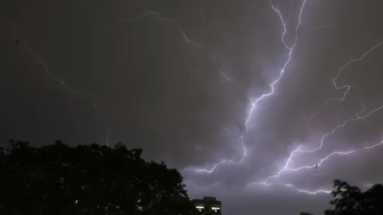 राज्यात पुन्हा वारं फिरल्याचे बघायला मिळत आहे. भारतीय हवामान विभागाने पावसाचा मोठा इशारा दिला. यासोबतच गडचिरोली, सिंधुदुर्ग आणि कोल्हापूर भागात पाऊस होईल. वादळी वाऱ्यासह हा पाऊस होण्याचे संकेत आहेत.