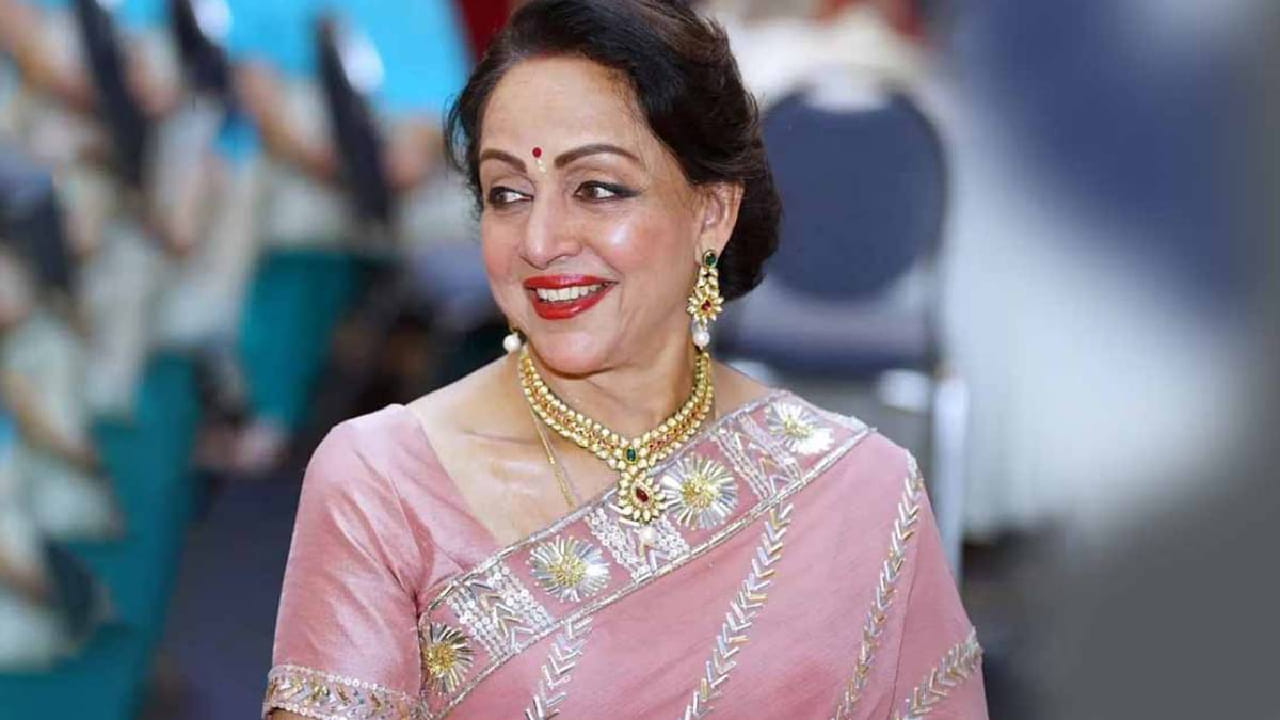 14 व्या वर्षी हेमा मालिनी यांना दिग्दर्शकाने चित्रपटातून बाहेर काढलेले, काय होतं कारण? 14 व्या वर्षी हेमा मालिनी यांना दिग्दर्शकाने चित्रपटातून बाहेर काढलेले, काय होतं कारण?