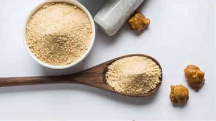 सकाळी कोमट पाण्यात चिमूटभर हिंग मिसळून प्या; एक नाही अनेक फायदे....