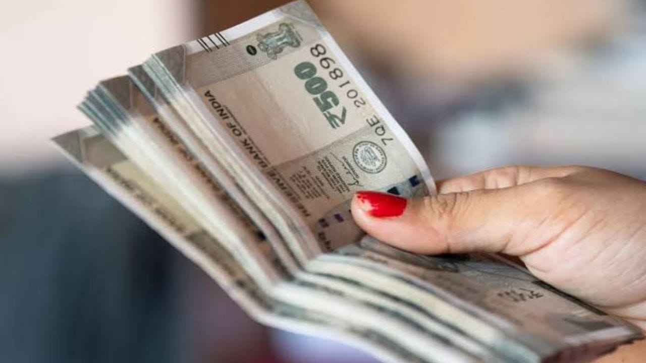 विकसित देशातील 10 टक्के गरीब लोकांची लाईफस्टाइल आणि मासिक उत्पन्न हे भारतातील 10 श्रीमंत लोकांपेक्षा अनेक पट चांगलं आहे. वर्ल्ड बँकेच्या पॉवर्टी अँड इनइक्विलिटी प्लॅटफॉर्म' रिपोर्टमधून धक्कादायक माहिती समोर आली आहे.