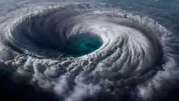 Hurricane Isaias : रात्रीच्या अंधारात महासंकट येतंय, प्रचंड वेगाने धडक मारणार; तब्बल 50 हजार लोक...टार्गेटवर कोण?