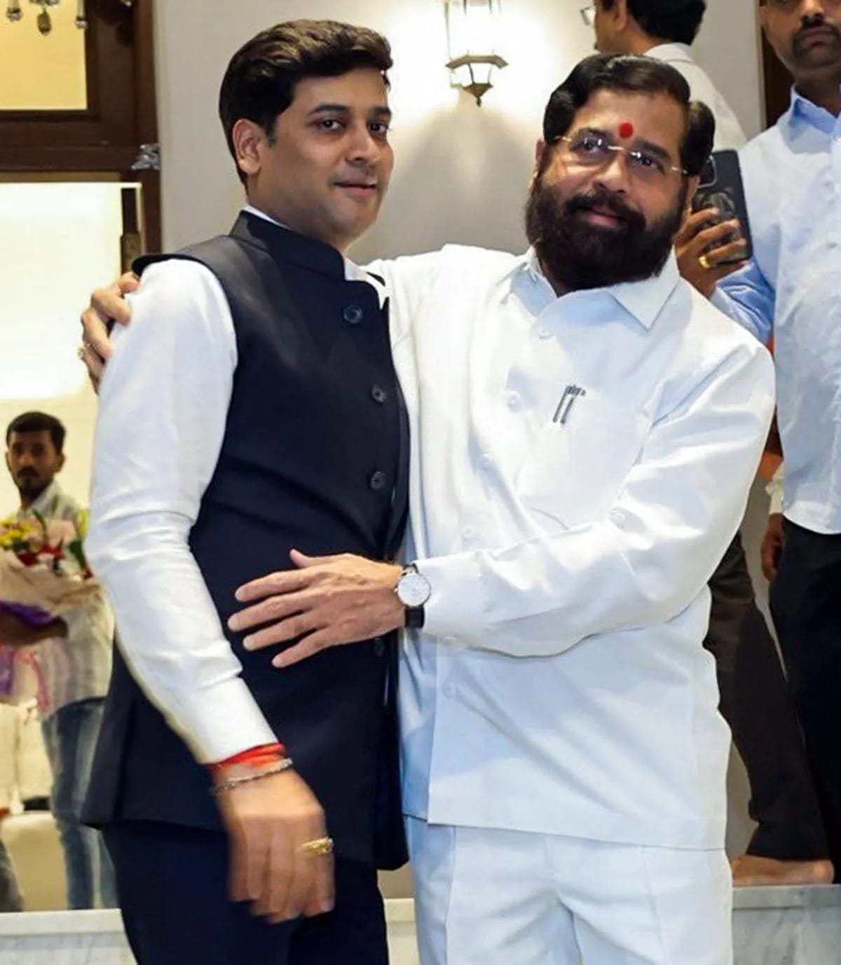मात्र, या प्रकरणात एक वेगळं वळण असं आहे की, एकनाथ शिंदे यांनी स्पष्टपणे सांगितलं आहे की, त्यांनी कोणालाही ५०० कोटी रुपये दिले किंवा घेतले नाहीत. यावर मराठी अभिनेते किरण माने यांनी प्रतिक्रिया दिली आहे.