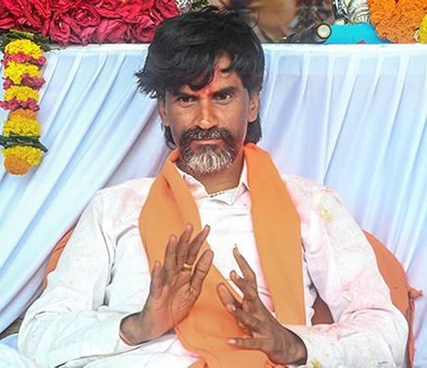 ५०० कोटी रुपयांच्या कथित व्यवहारामुळे महाराष्ट्राच्या राजकारणात नवं राजकीय वादळ निर्माण झालं आहे. मराठा आरक्षण आंदोलनाचे नेते मनोज जरांगे पाटील यांनी महाराष्ट्राचे उपमुख्यमंत्री एकनाथ शिंदे आणि त्यांचा मुलगा, शिवसेना खासदार श्रीकांत शिंदे यांच्यावर आरोप केले आहेत.