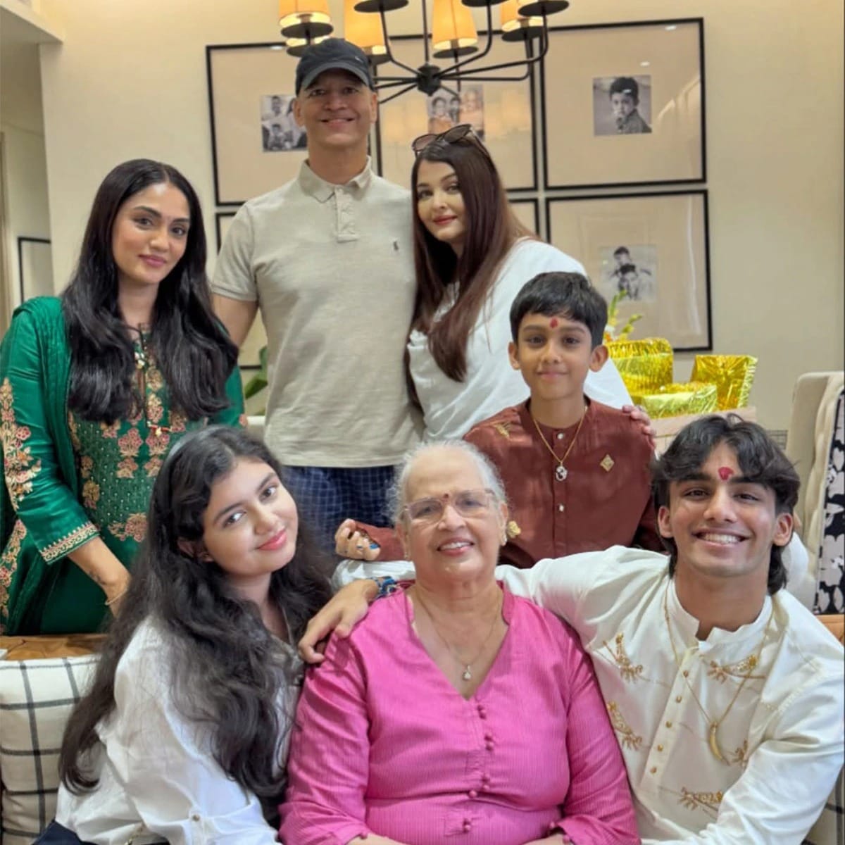 आराध्या तिच्या बदललेल्या लूकमुळे चर्चेत राहिली आहे. विमानतळावरील तिचा स्पोर्टी लूक आणि लांब केसांनीही चाहत्यांना आश्चर्यचकित केलं होतं.